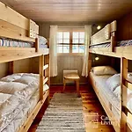 Family-friendly At With Trails, Sauna And Fireplace 別荘 Sjusjøen